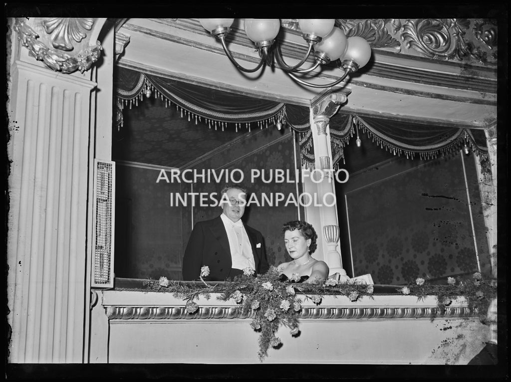Due spettatori in un palco del Teatro alla Scala in occasione della serata inaugurale della stagione lirica 1953-1954 con l'opera "La Wally", di Alfredo Catalani, diretta da Carlo Maria Giulini, con la regia di Tatiana Pavlova