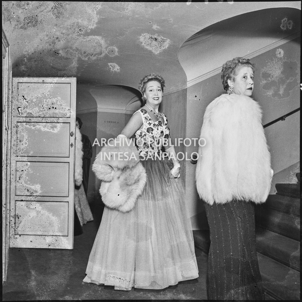 La contessa Alma Maria Lami al Teatro alla Scala in occasione della serata inaugurale della stagione lirica al Teatro alla Scala con l'opera "La Vestale", di Gaspare Spontini, diretta da Antonino Votto, con la regia di Luchino Visconti