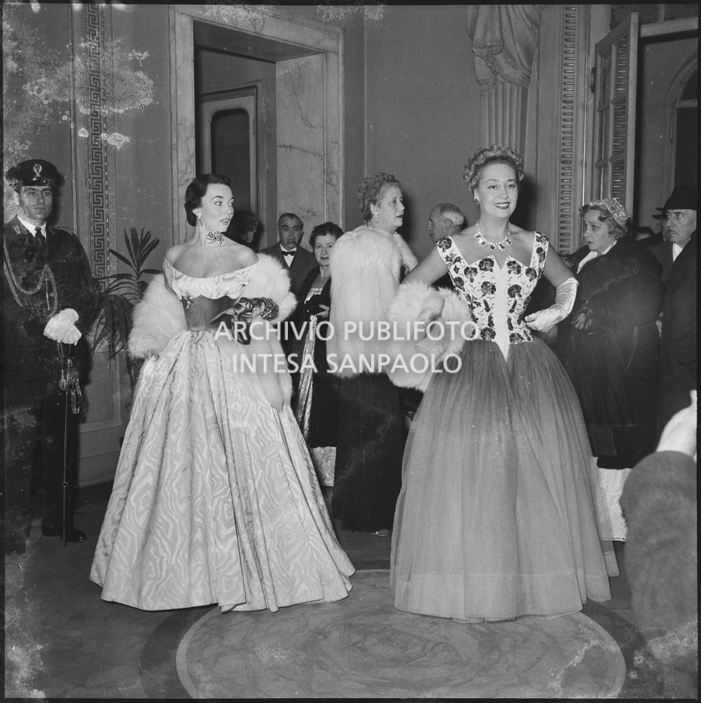 La contessa Alma Maria Lami al Teatro alla Scala in occasione della serata inaugurale della stagione lirica con l'opera "La Vestale", di Gaspare Spontini, con la regia di Luchino Visconti e diretta da Antonino Votto