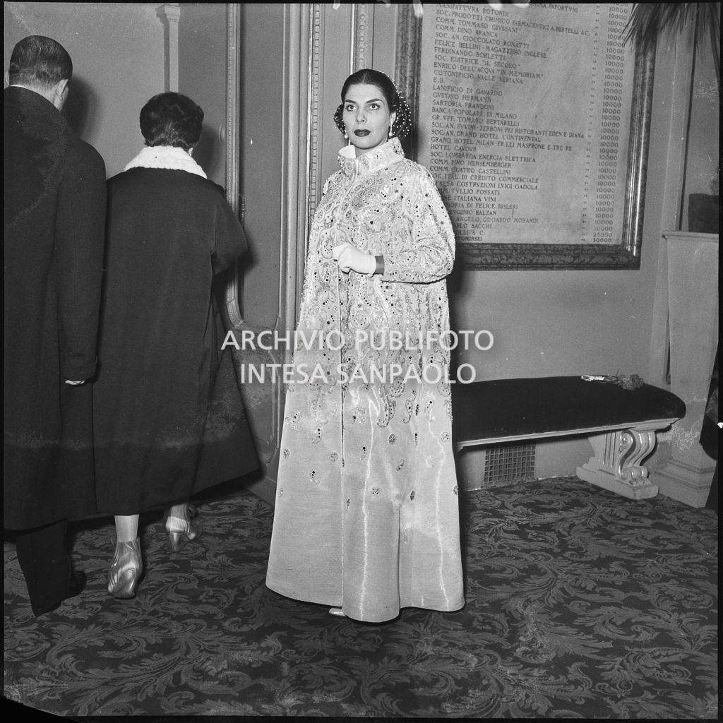 Inaugurazione della stagione lirica al Teatro alla Scala con l'opera "La Vestale", di Gaspare Spontini, con la regia di Luchino Visconti e diretta da Antonino Votto