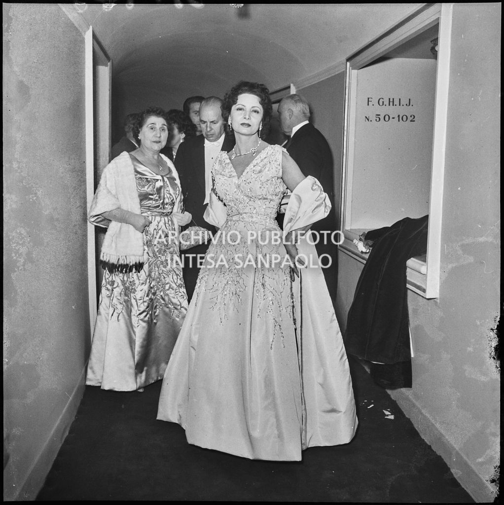 La baronessa Bianca Maria Hubner al Teatro alla Scala in occasione della serata inaugurale della stagione lirica 1954-1955 con l'opera "La Vestale", di Gaspare Spontini, con la regia di Luchino Visconti e diretta da Antonino Votto