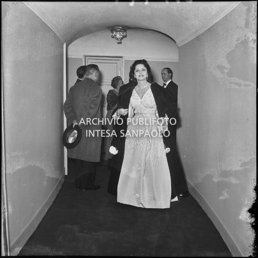 La baronessa Bianca Maria Hubner al Teatro alla Scala in occasione della serata inaugurale della stagione lirica 1954-1955 con l'opera "La Vestale", di Gaspare Spontini, con la regia di Luchino Visconti e diretta da Antonino Votto