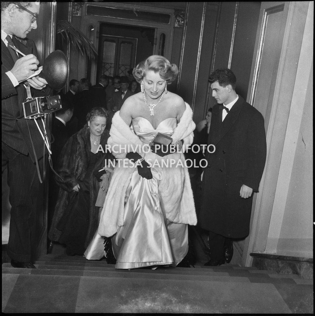 Enrica Invernizzi al Teatro alla Scala in occasione della serata inaugurale della stagione lirica 1954-1955 con l'opera "La Vestale", di Gaspare Spontini, con la regia di Luchino Visconti e diretta da Antonino Votto