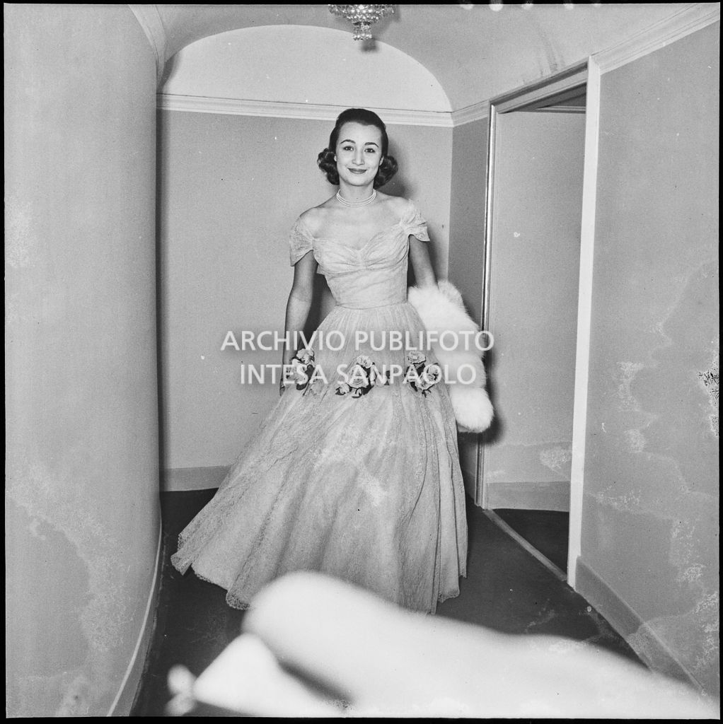 Giovanna Lomazzi al Teatro alla Scala in occasione della inaugurazione della stagione lirica 1954-1955 con l'opera "La Vestale", di Gaspare Spontini, con la regia di Luchino Visconti e diretta da Antonino Votto