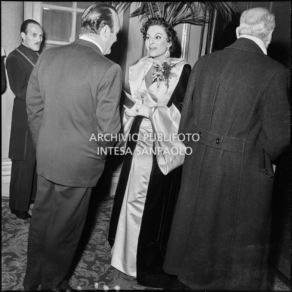 Inaugurazione della stagione lirica al Teatro alla Scala con l'opera "La Vestale", di Gaspare Spontini, con la regia di Luchino Visconti e diretta da Antonino Votto