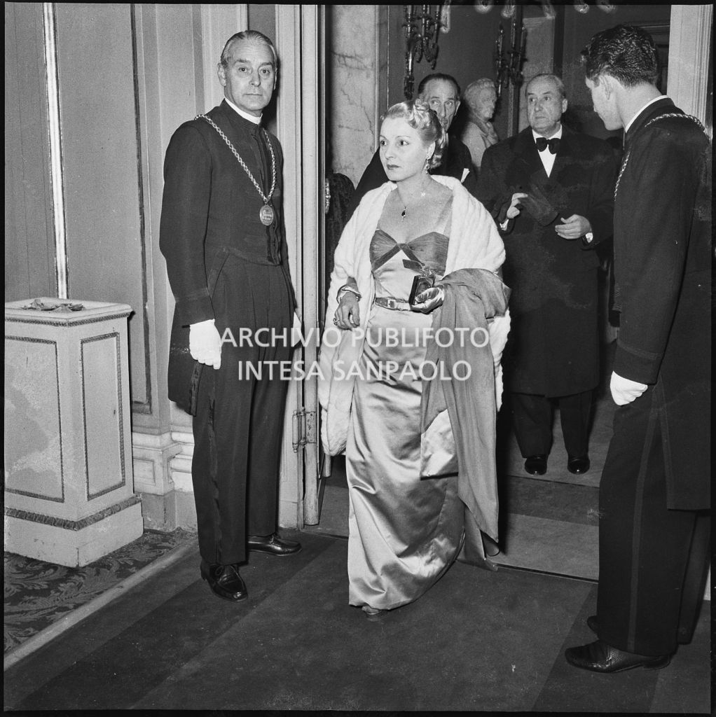 Inaugurazione della stagione lirica al Teatro alla Scala con l'opera "La Vestale", di Gaspare Spontini, con la regia di Luchino Visconti e diretta da Antonino Votto