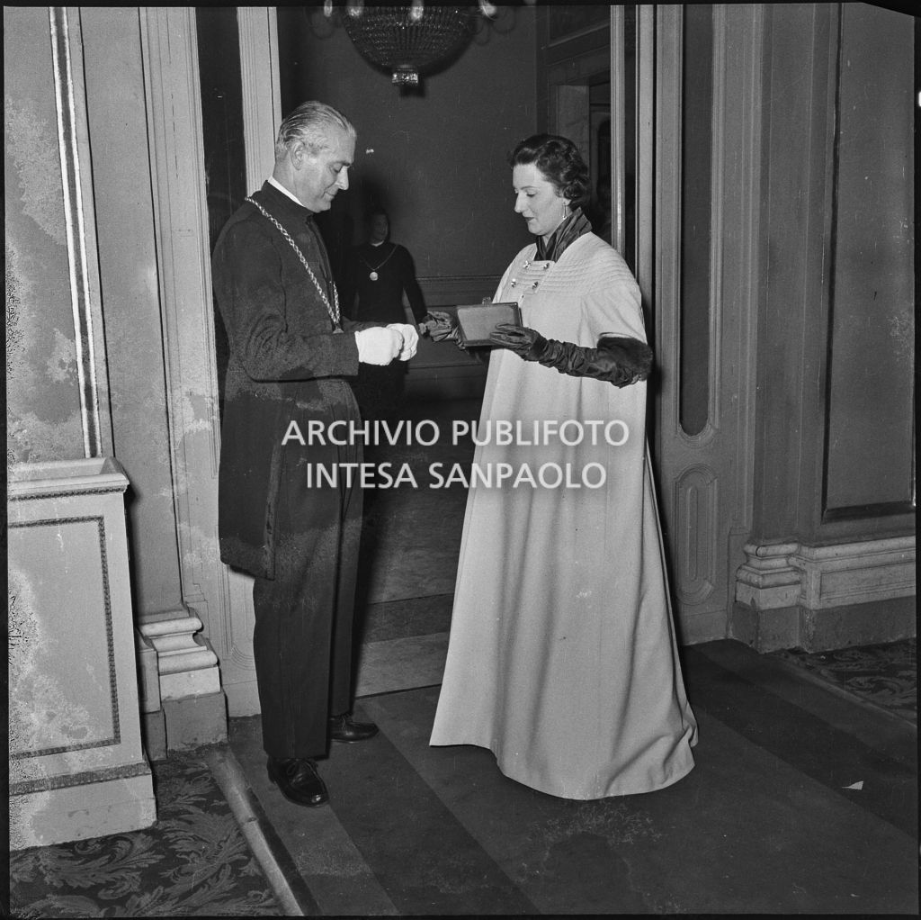 Inaugurazione della stagione lirica al Teatro alla Scala con l'opera "La Vestale", di Gaspare Spontini, con la regia di Luchino Visconti e diretta da Antonino Votto