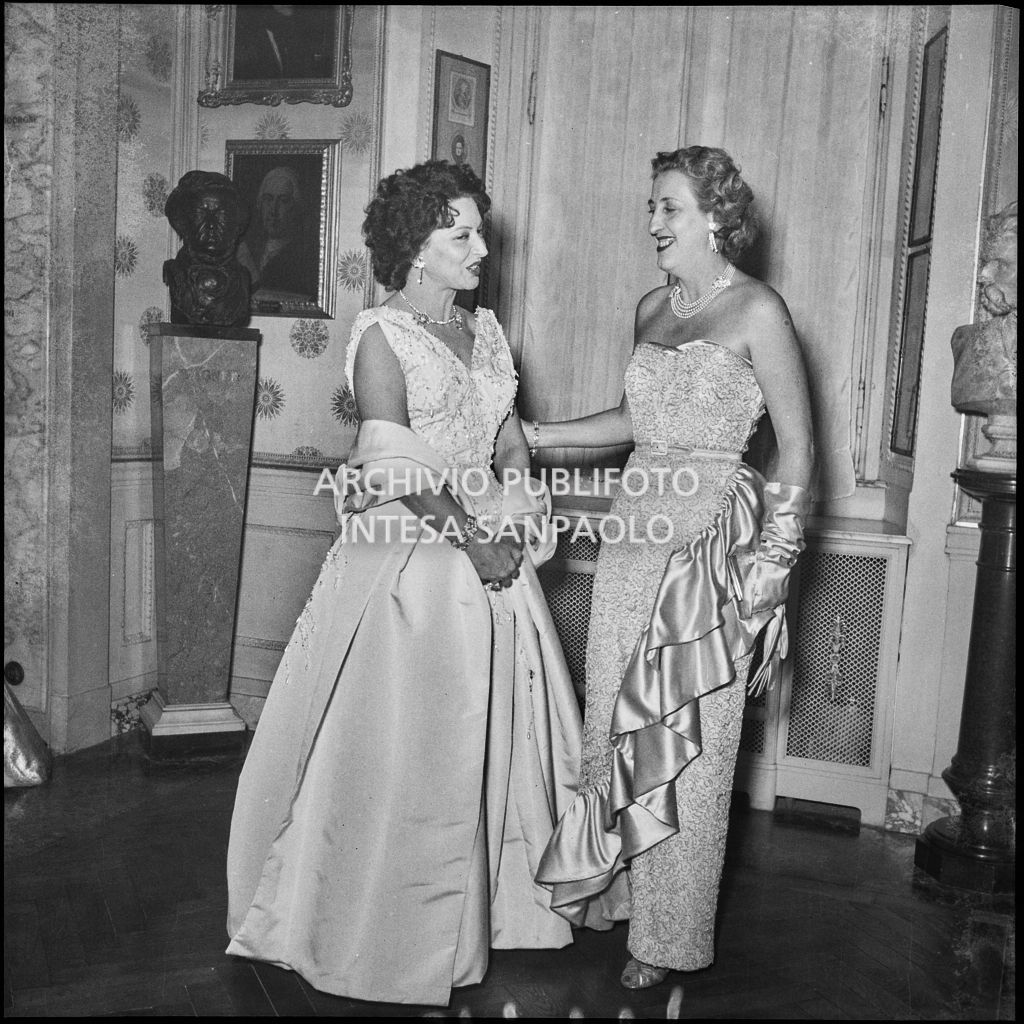 La baronessa Bianca Maria Hubner al Teatro alla Scala in occasione della serata inaugurale della stagione lirica 1954-1955 con l'opera "La Vestale", di Gaspare Spontini, con la regia di Luchino Visconti e diretta da Antonino Votto