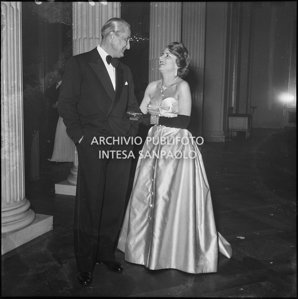 Enrica Invernizzi al Teatro alla Scala in occasione della serata inaugurale della stagione lirica 1954-1955 con l'opera "La Vestale", di Gaspare Spontini, con la regia di Luchino Visconti e diretta da Antonino Votto