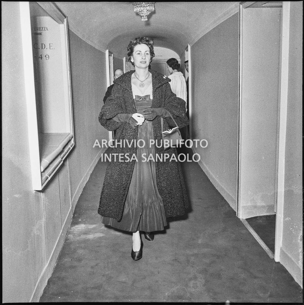 Inaugurazione della stagione lirica al Teatro alla Scala con l'opera "La Vestale", di Gaspare Spontini, con la regia di Luchino Visconti e diretta da Antonino Votto