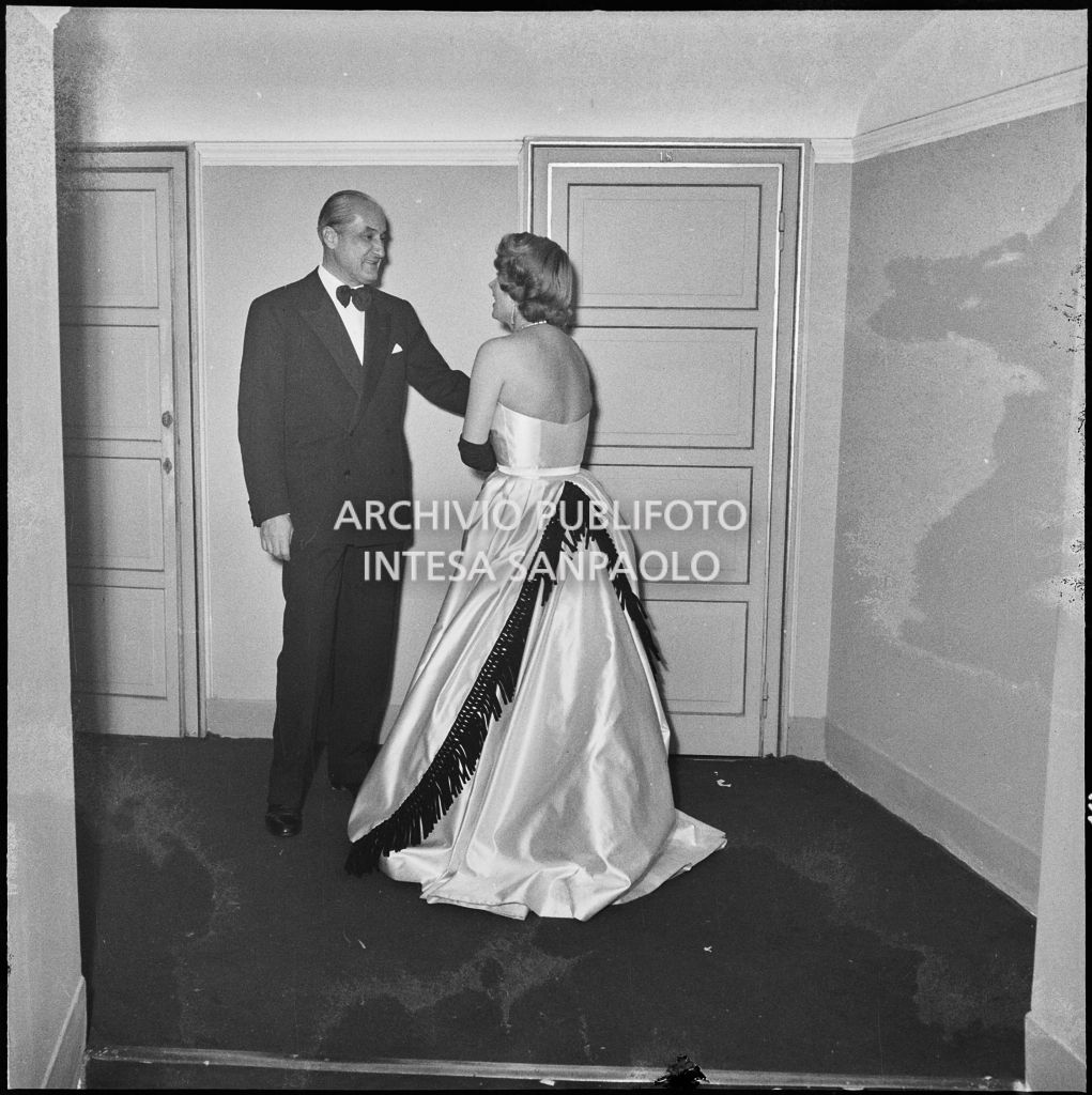 Enrica Invernizzi al Teatro alla Scala in occasione della serata inaugurale della stagione lirica 1954-1955 con l'opera "La Vestale", di Gaspare Spontini, con la regia di Luchino Visconti e diretta da Antonino Votto