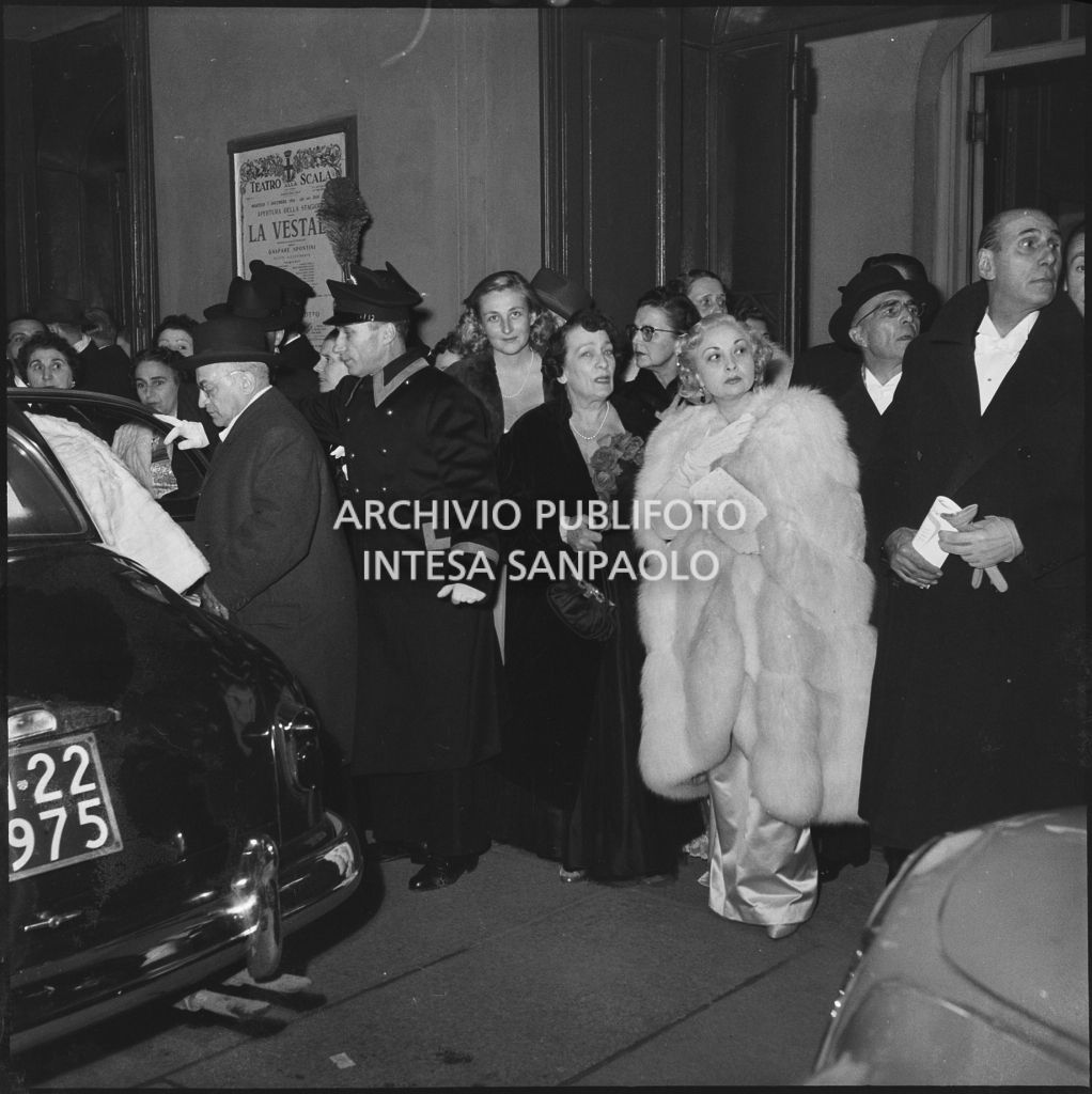 Inaugurazione della stagione lirica al Teatro alla Scala con l'opera "La Vestale", di Gaspare Spontini, con la regia di Luchino Visconti e diretta da Antonino Votto