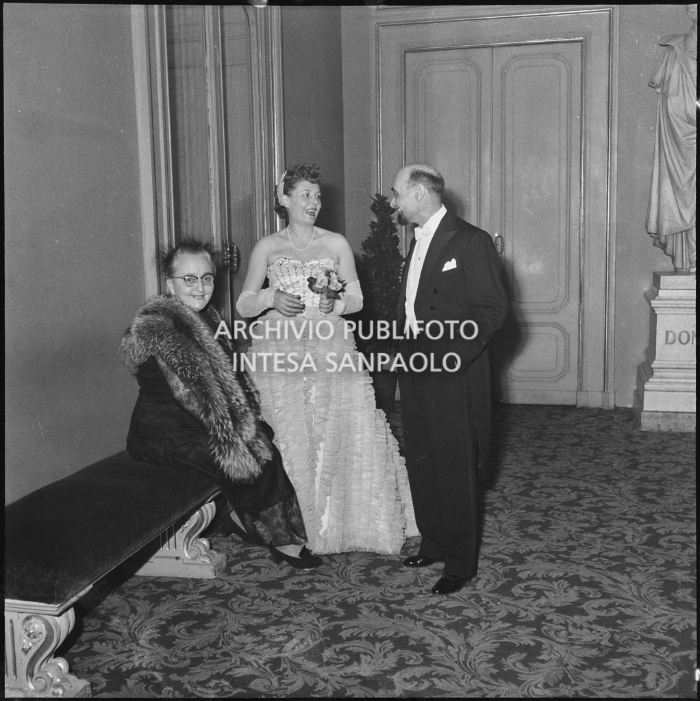 Inaugurazione della stagione lirica al Teatro alla Scala con l'opera "La Vestale", di Gaspare Spontini, con la regia di Luchino Visconti e diretta da Antonino Votto