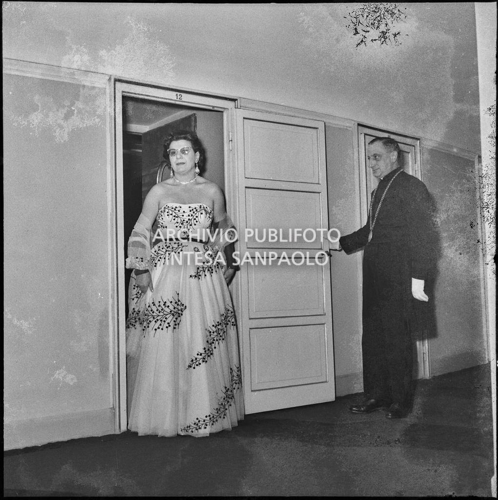 Inaugurazione della stagione lirica al Teatro alla Scala con l'opera "La Vestale", di Gaspare Spontini, con la regia di Luchino Visconti e diretta da Antonino Votto