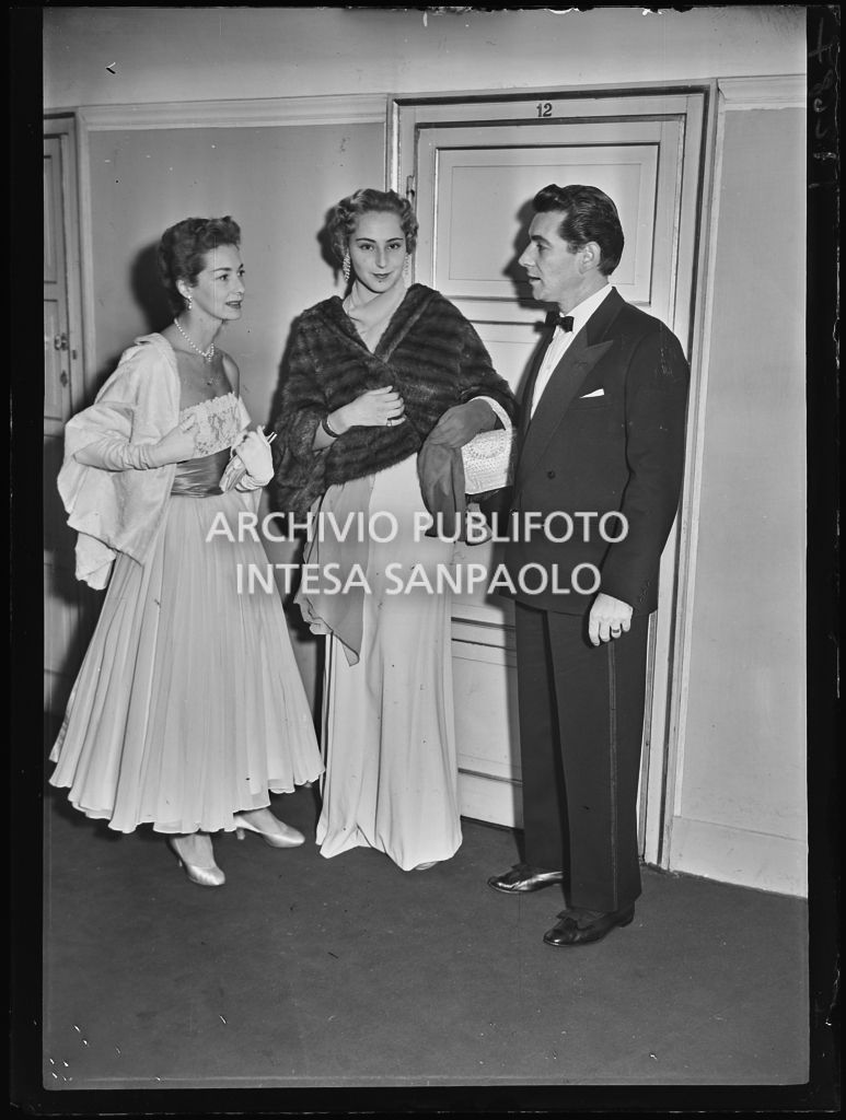 Felicia Montealegre, Emanuela di Castelbarco Toscanini  e Leonard Bernstein, al Teatro alla Scala in occasione della serata inaugurale della stagione lirica 1953-1954 con l'opera "La Wally", di Alfredo Catalani, diretta da Carlo Maria Giulini, con la regia di Tatiana Pavlova