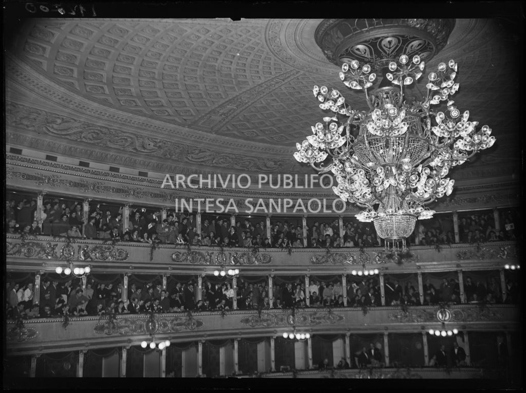 Il pubblico del loggione in occasione della serata inaugurale della stagione lirica 1953-1954 del Teatro alla Scala con l'opera "La Wally", di Alfredo Catalani, diretta da Carlo Maria Giulini, con la regia di Tatiana Pavlova
