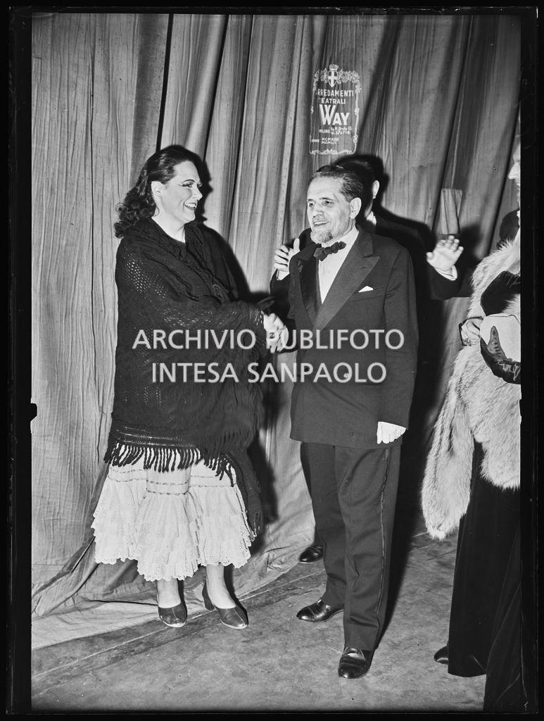 Il senatore Teodoro Bubbio stringe la mano al soprano Renata Tebaldi, al Teatro alla Scala, in occasione della serata inaugurale della stagione lirica 1953-1954 con l'opera "La Wally", di Alfredo Catalani, diretta da Carlo Maria Giulini, con la regia di Tatiana Pavlova