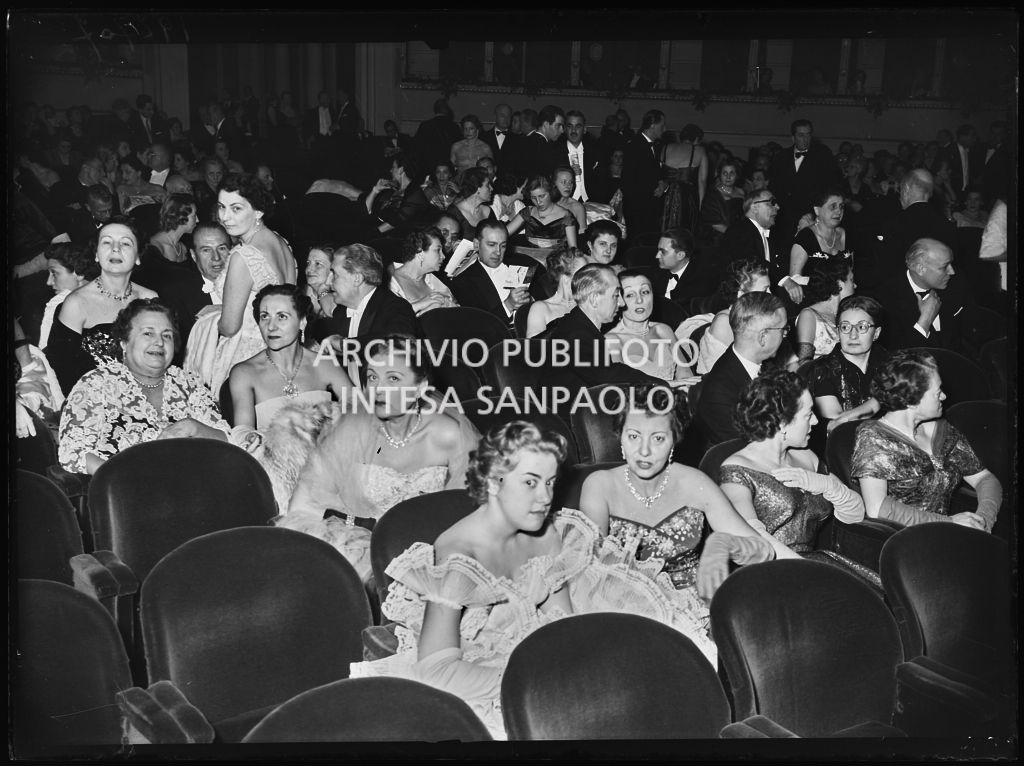 Pubblico in platea, al Teatro alla Scala, in occasione della serata inaugurale della stagione lirica 1953-1954 con l'opera "La Wally",, di Alfredo Catalani, diretta da Carlo Maria Giulini, con la regia di Tatiana Pavlova