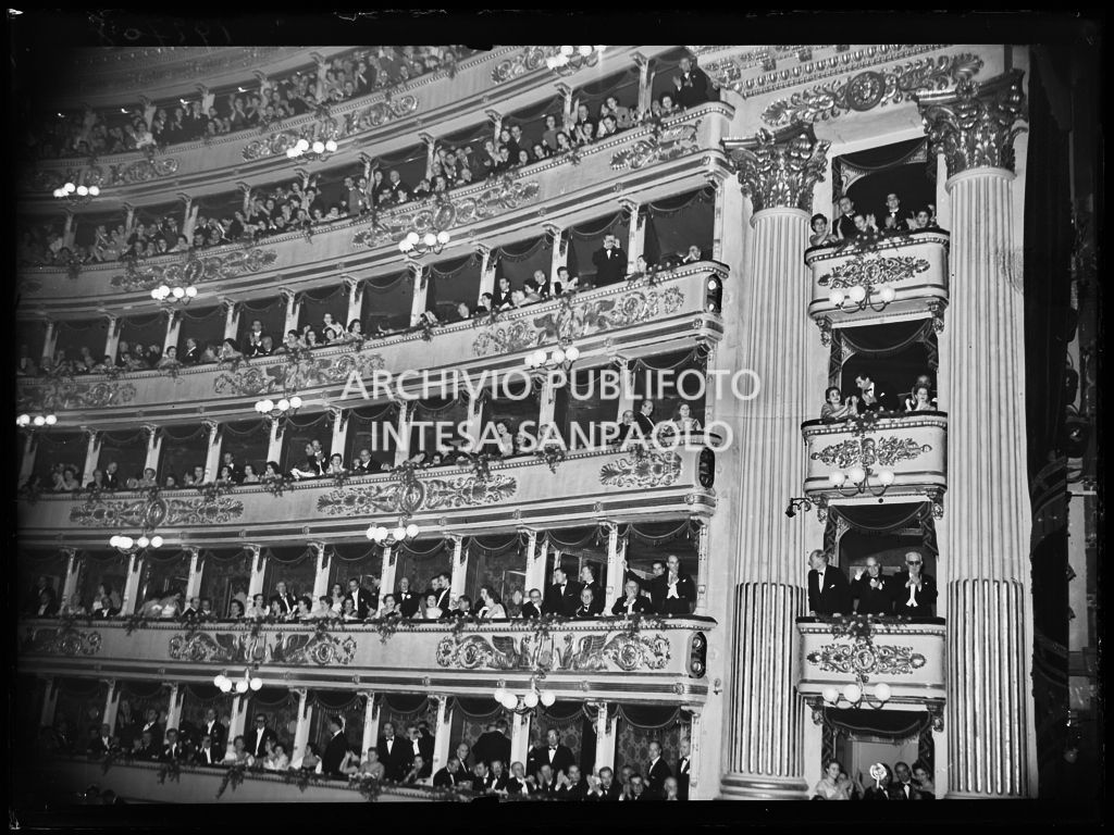Il pubblico dei palchi e del loggione, al Teatro alla Scala, in occasione della serata inaugurale della stagione lirica 1953-1954 con l'opera "La Wally", di Alfredo Catalani, diretta da Carlo Maria Giulini, con la regia di Tatiana Pavlova