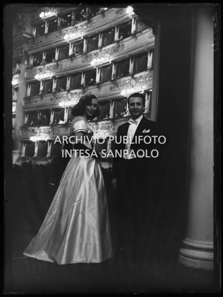 Felicia Montealegre con il marito Leonard Bernstein, al Teatro alla Scala, in occasione della serata inaugurale della stagione lirica 1953-1954 con l'opera "La Wally", di Alfredo Catalani, diretta da Carlo Maria Giulini, con la regia di Tatiana Pavlova