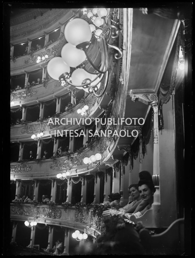 Il pubblico dei palchi in occasione della serata inaugurale della stagione lirica 1953-1954 del Teatro alla Scala con l'opera "La Wally", di Alfredo Catalani, diretta da Carlo Maria Giulini, con la regia di Tatiana Pavlova