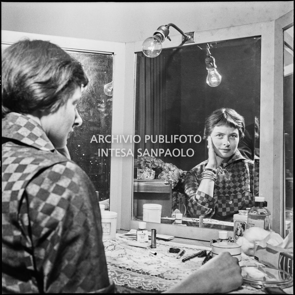 Ingrid Bergman, in camerino al Teatro alla Scala, dove recita in "Giovanna d'Arco al rogo" di Arthur Honneger, diretta da Gianandrea Gavazzeni, con la regia di Roberto Rossellini