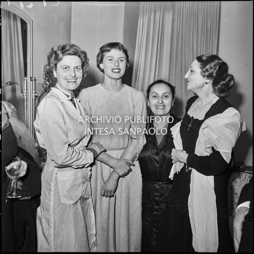 Ingrid Bergman in camerino, al Teatro alla Scala, in occasione della prima rappresentazione di "Giovanna d'Arco al rogo" di Arthur Honegger, diretta da Gianandrea Gavazzeni, con la regia di Roberto Rossellini