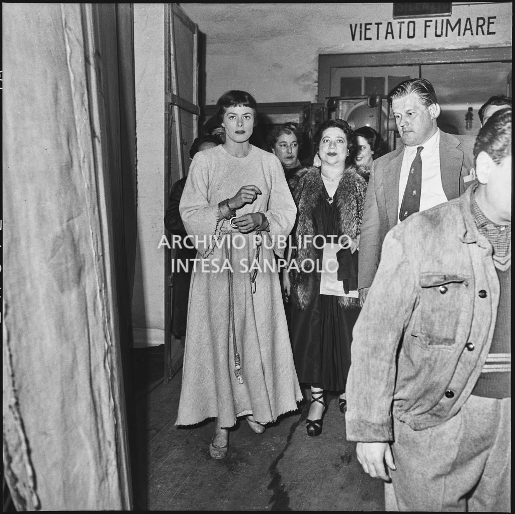 Ingrid Bergman in costume di scena, al Teatro alla Scala, dietro alle quinte della rappresentazione di  "Giovanna d'Arco al rogo" di Arthur Honneger , diretta da Gianandrea Gavazzeni, con la regia di Roberto Rossellini
