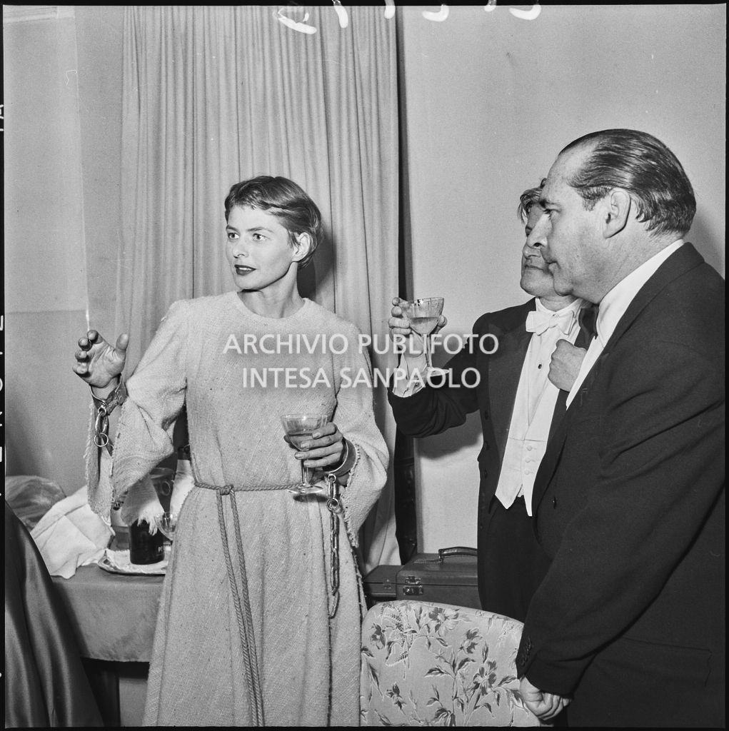Ingrid Bergman in costume di scena, al Teatro alla Scala, brinda con il direttore d'orchestra Gianandrea Gavazzeni e il regista (e marito) Roberto Rossellini, in occasione della prima rappresentazione di "Giovanna d'Arco al rogo" di Arthur Honegger