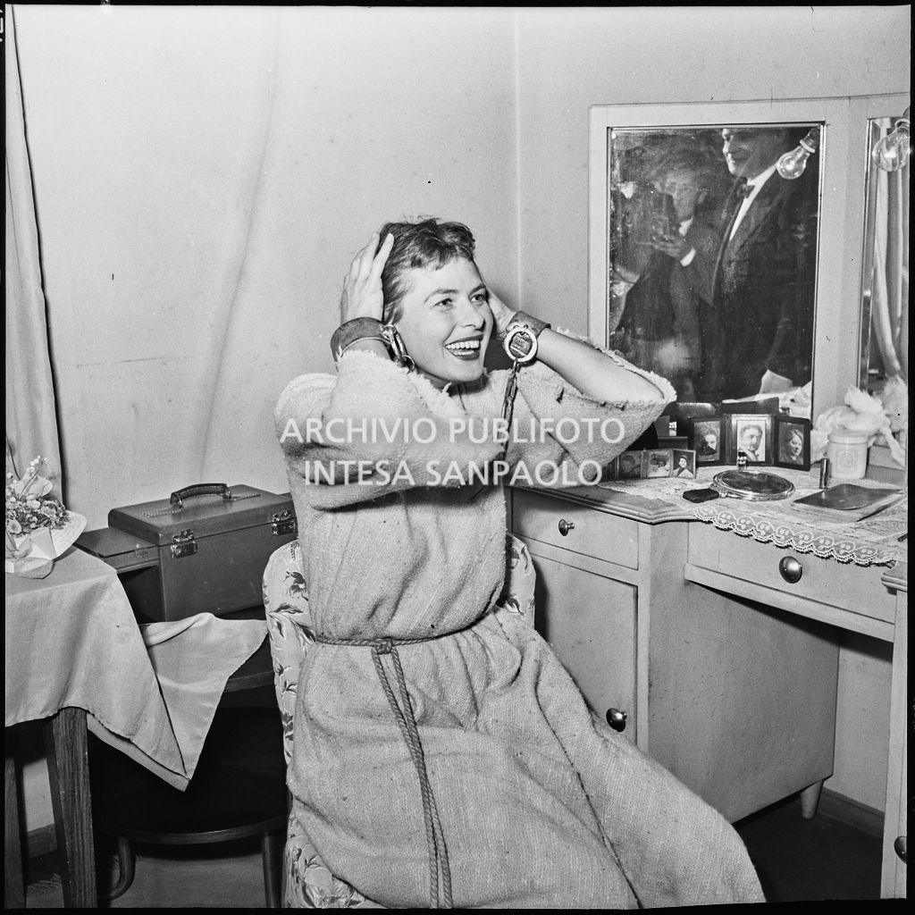 Ingrid Bergman in costume di scena in camerino, al Teatro alla Scala, in occasione della prima rappresentazione di "Giovanna d'Arco al rogo" di Arthur Honegger