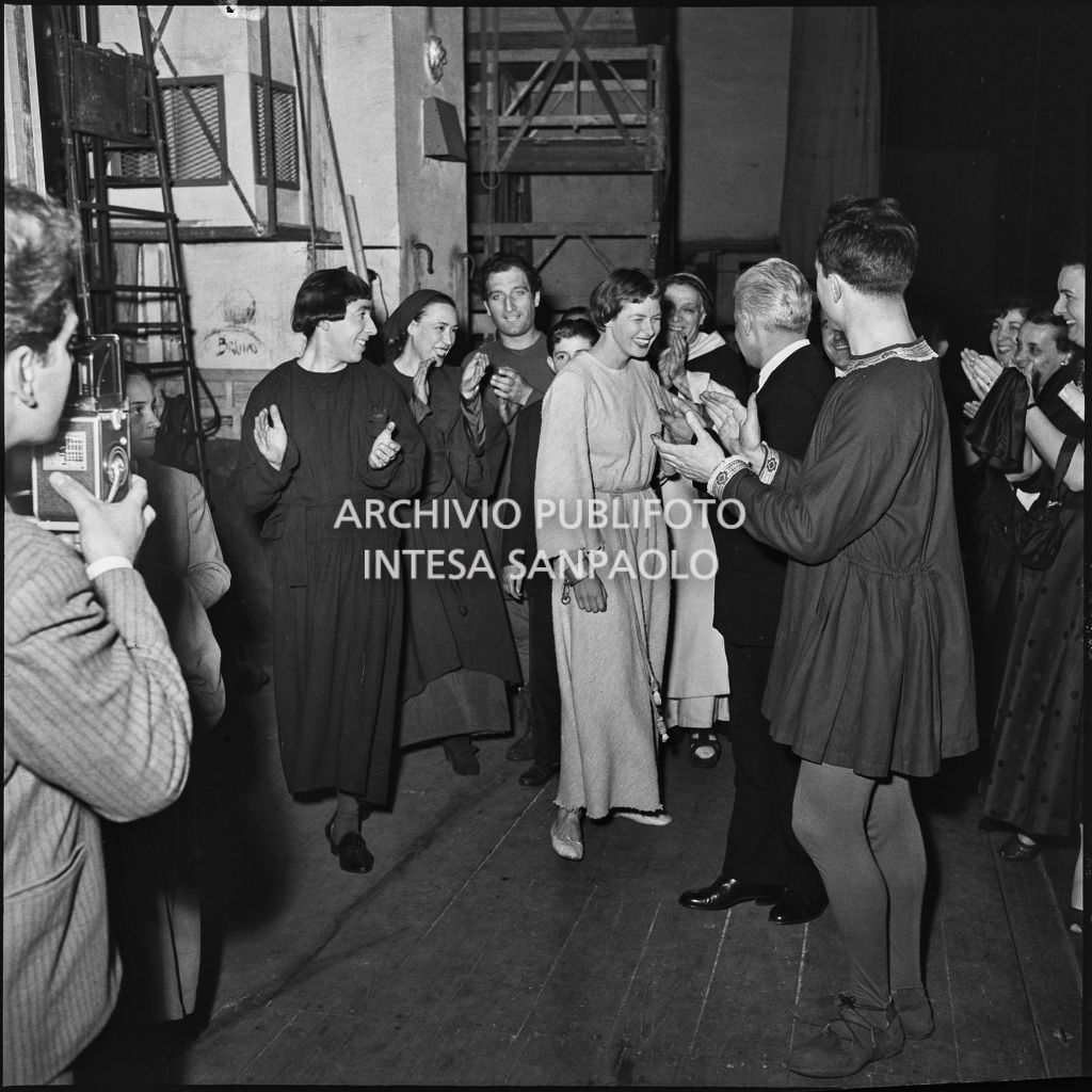 Ingrid Bergman in costume di scena applaudita, dietro alla quinte, al Teatro alla Scala,  in occasione della prima rappresentazione di "Giovanna d'Arco al rogo" di Arthur Honegger