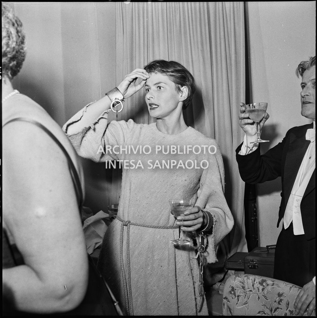 Ingrid Bergman in costume di scena, al Teatro alla Scala, brinda con il direttore d'orchestra Gianandrea Gavazzeni in occasione della prima rappresentazione di "Giovanna d'Arco al rogo" di Arthur Honegger