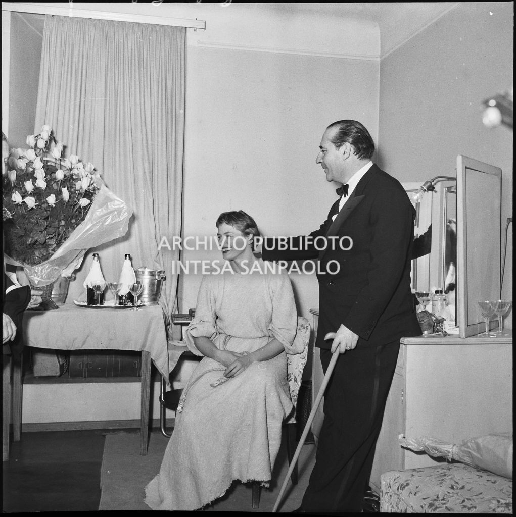Ingrid Bergman in costume di scena in camerino, al Teatro alla Scala, con il regista Roberto Rossellini, suo marito, in occasione della prima rappresentazione di "Giovanna d'Arco al rogo" di Arthur Honegger
