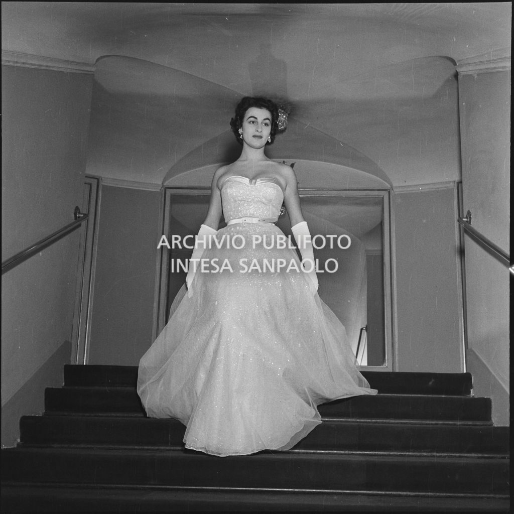 Eliana de Sabata al Teatro alla Scala in occasione della serata inaugurale della stagione lirica 1954-1955 con l'opera "La Vestale", di Gaspare Spontini, diretta da Antonino Votto, con la regia di Luchino Visconti