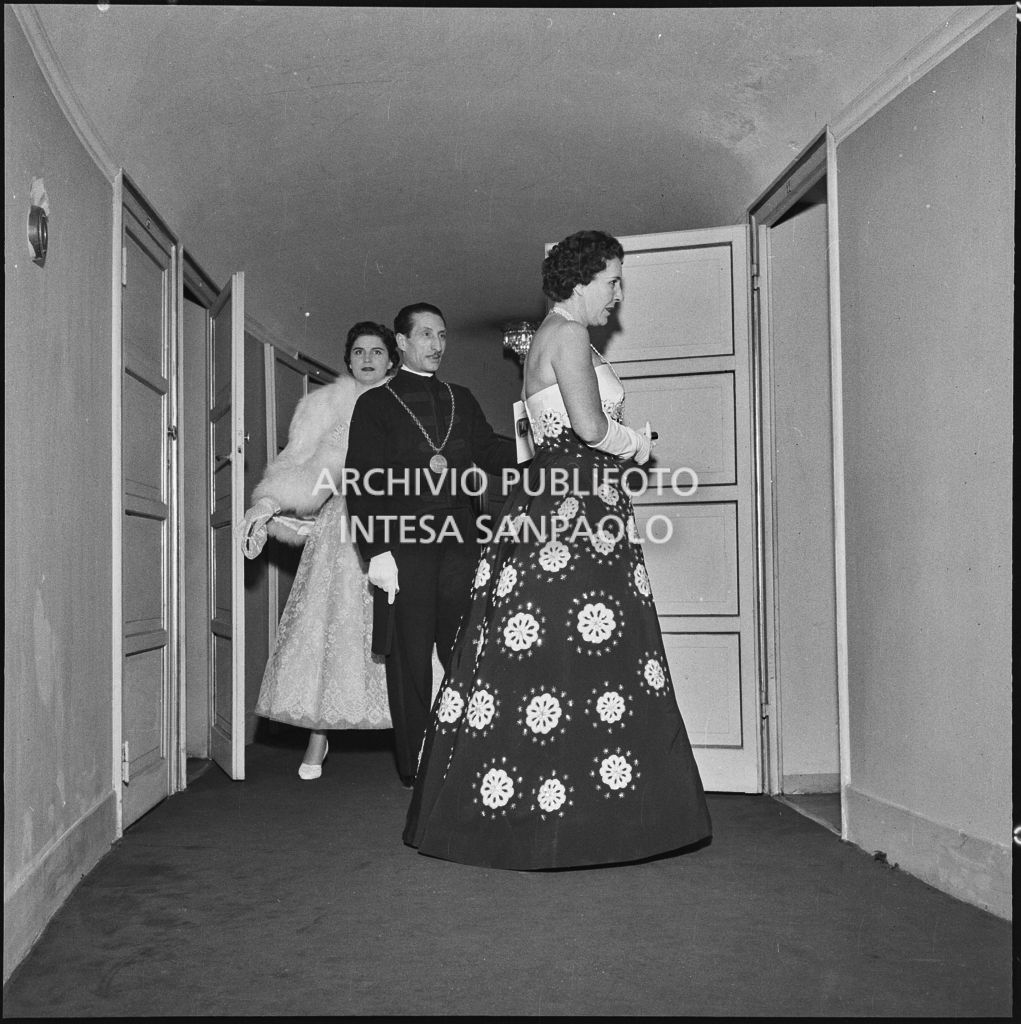 Signore in abito da sera al Teatro alla Scala in occasione della serata inaugurale della stagione lirica 1954-1955 con l'opera "La Vestale", di Gaspare Spontini, diretta da Antonino Votto, con la regia di Luchino Visconti