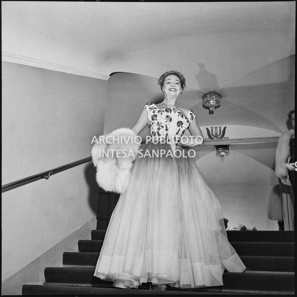 La contessa Alma Maria Lami al Teatro alla Scala in occasione della serata inaugurale della stagione lirica 1954-1955 con l'opera "La Vestale", di Gaspare Spontini, diretta da Antonino Votto, con la regia di Luchino Visconti
