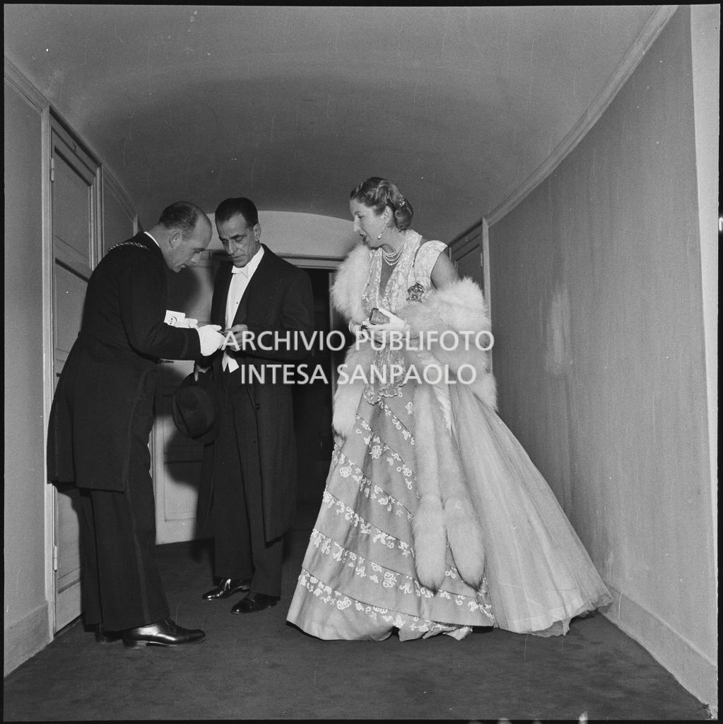 La contessa Giannone al Teatro alla Scala in occasione della serata inaugurale della stagione lirica 1954-1955 con l'opera "La Vestale", di Gaspare Spontini, diretta da Antonino Votto, con la regia di Luchino Visconti