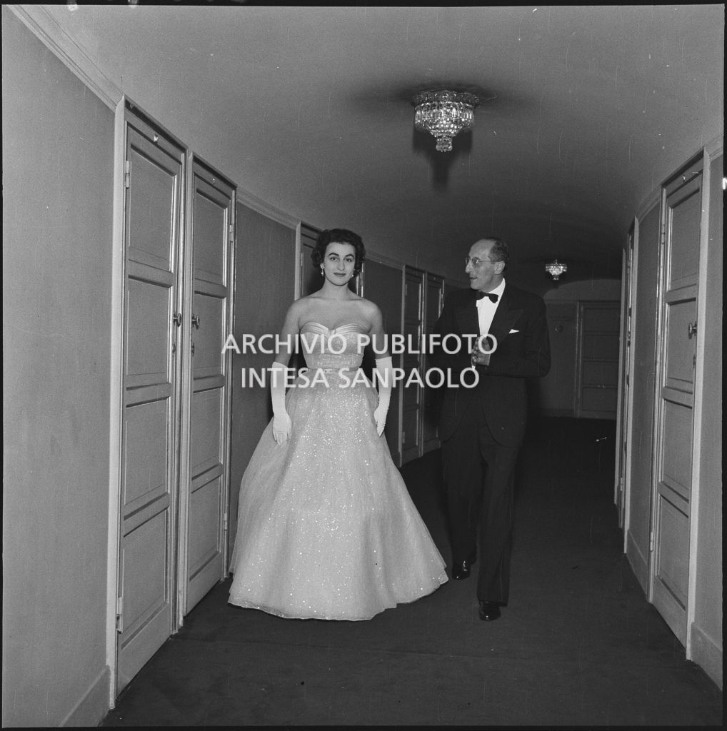 Eliana de Sabata al Teatro alla Scala in occasione della serata inaugurale della stagione lirica 1954-1955 con l'opera "La Vestale", di Gaspare Spontini, diretta da Antonino Votto, con la regia di Luchino Visconti