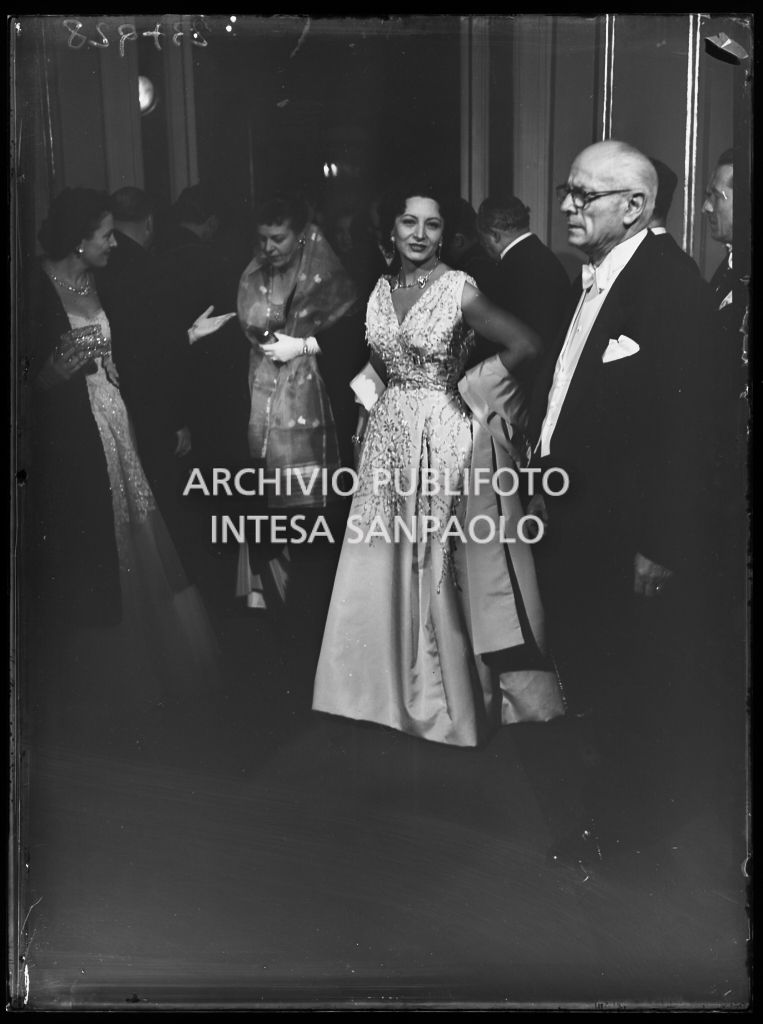 La baronessa Bianca Maria Hubner nel foyer del Teatro alla Scala in occasione della serata inaugurale della stagione lirica 1954-1955 con l'opera "La Vestale", di Gaspare Spontini, diretta da Antonino Votto, con la regia di Luchino Visconti