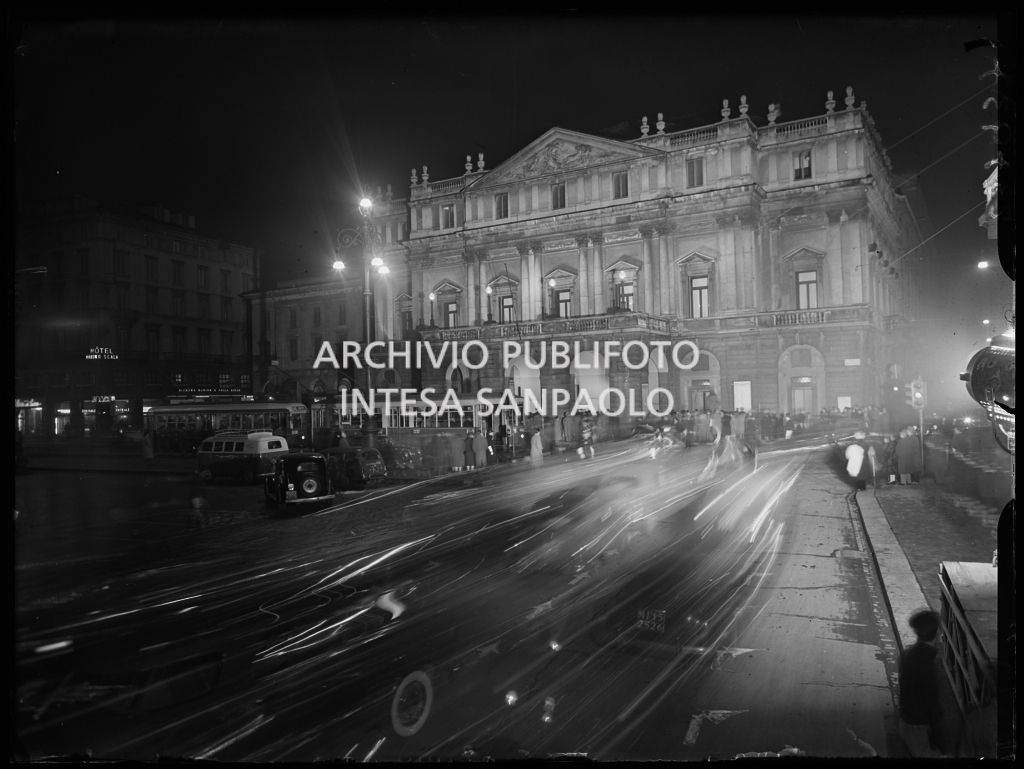 Ripresa notturna del Teatro alla Scala in occasione della serata inaugurale della stagione lirica 1954-1955 con l'opera "La Vestale", di Gaspare Spontini, diretta da Antonino Votto, con la regia di Luchino Visconti