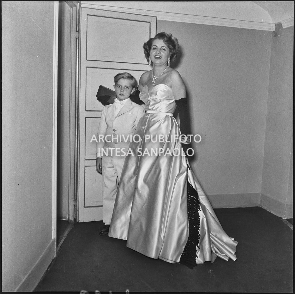 Enrica Invernizzi al Teatro alla Scala in occasione della serata inaugurale della stagione lirica 1954-1955 con l'opera "La Vestale", di Gaspare Spontini, diretta da Antonino Votto, con la regia di Luchino Visconti