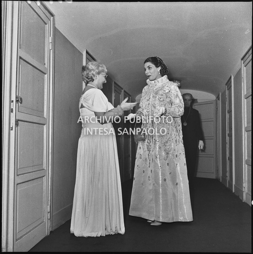 Jole Veneziani con la contessa Dompè al Teatro alla Scala in occasione della serata inaugurale della stagione lirica 1954-1955 con l'opera "La Vestale", di Gaspare Spontini, diretta da Antonino Votto, con la regia di Luchino Visconti