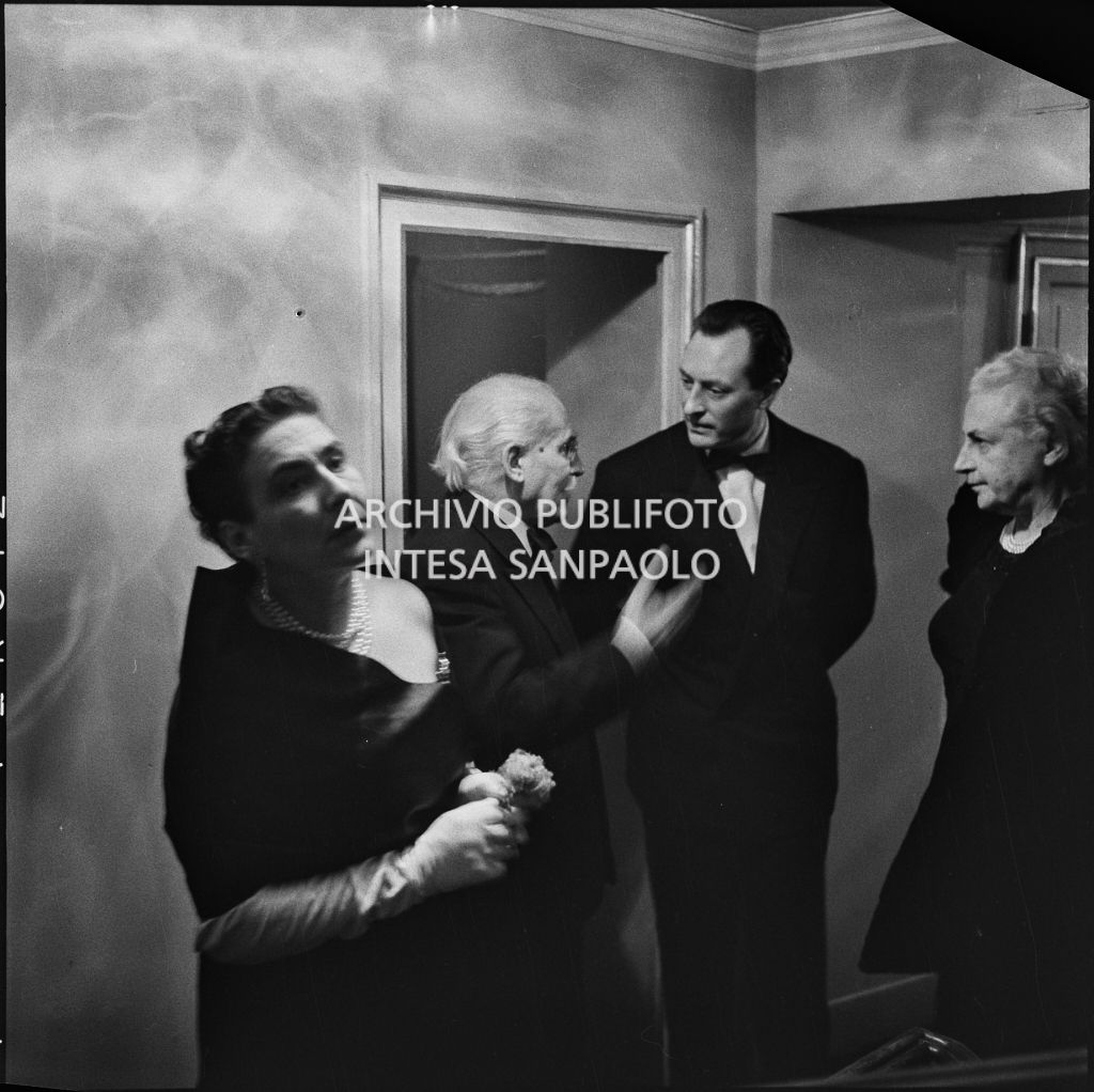 Da sinistra, Wally Toscanini, il padre Arturo e il direttore d'orchestra Carlo Maria Giulini, al Teatro alla Scala, in occasione della serata inaugurale della stagione lirica 1954-1955 con l'opera "La Vestale", di Gaspare Spontini, diretta da Antonino Votto, con la regia di Luchino Visconti