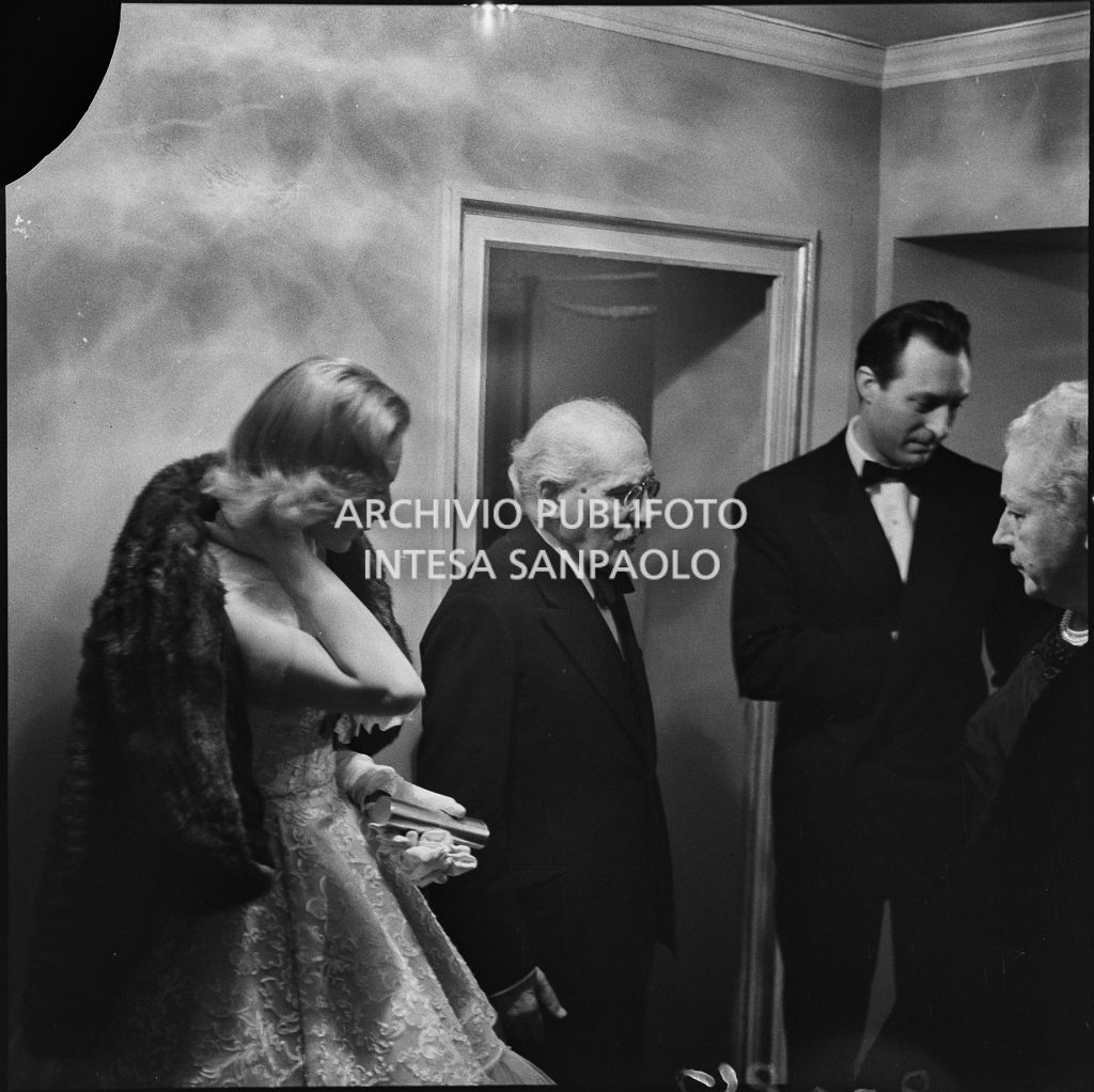 Da sinistra, Emanuela di Castelbarco Toscanini, il nonno Arturo e il direttore d'orchestra Carlo Maria Giulini al Teatro alla Scala, in occasione della serata inaugurale della stagione lirica 1954-1955 con l'opera "La Vestale", di Gaspare Spontini, diretta da Antonino Votto, con la regia di Luchino Visconti