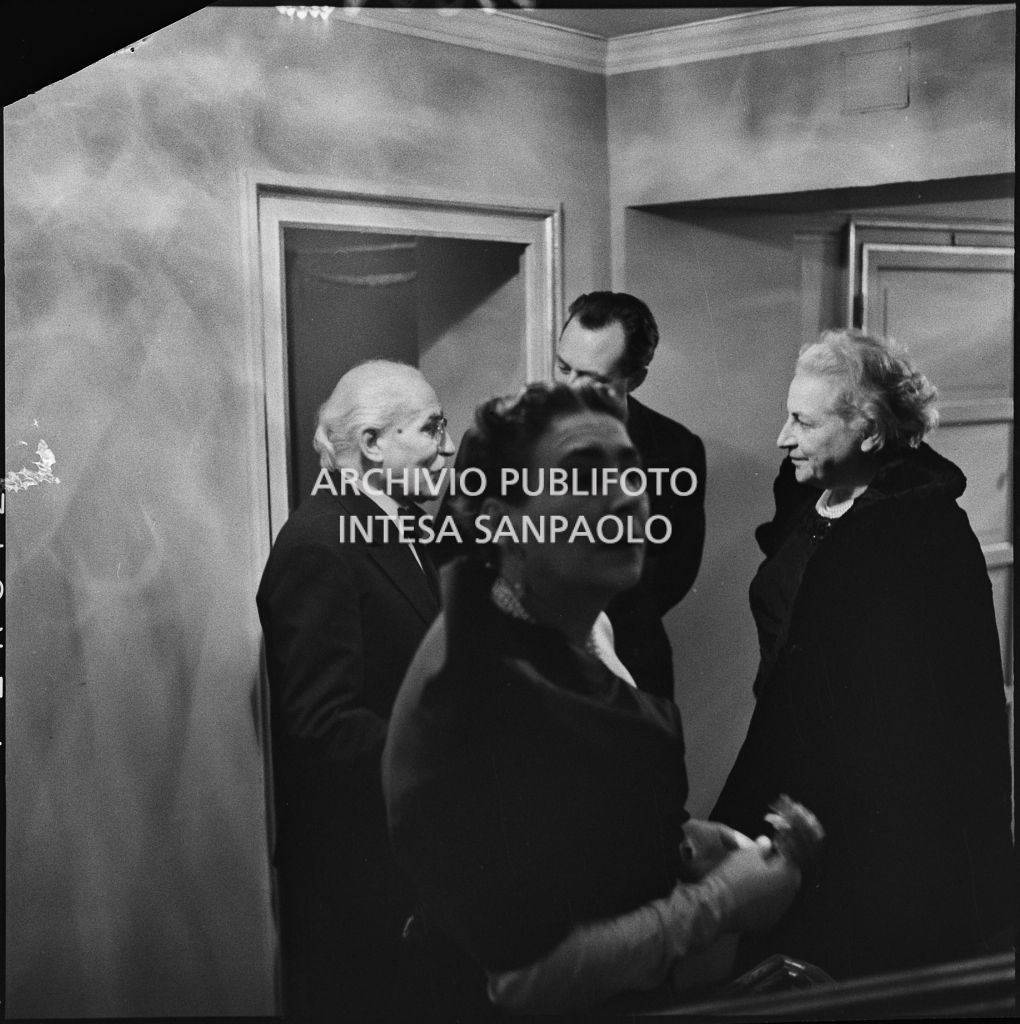 Wally Toscanini, in primo piano, il padre Arturo e il direttore d'orchestra Carlo Maria Giulini, al  Teatro alla Scala, in occasione della serata inaugurale della stagione lirica 1954-1955 con l'opera "La Vestale", di Gaspare Spontini, diretta da Antonino Votto, con la regia di Luchino Visconti