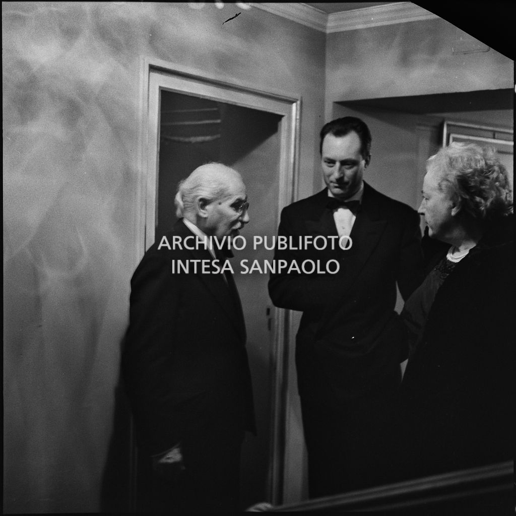 Arturo Toscanini con il direttore d'orchestra Carlo Maria Giulini, al Teatro alla Scala, in occasione della serata inaugurale della stagione lirica 1954-1955 con l'opera "La Vestale", di Gaspare Spontini, diretta da Antonino Votto, con la regia di Luchino Visconti