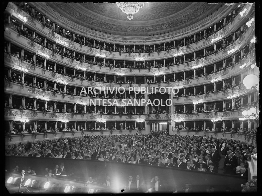 Serata inaugurale della stagione lirica 1954-1955 del Teatro alla Scala con l'opera "La Vestale", di Gaspare Spontini, diretta da Antonino Votto, con la regia di Luchino Visconti
