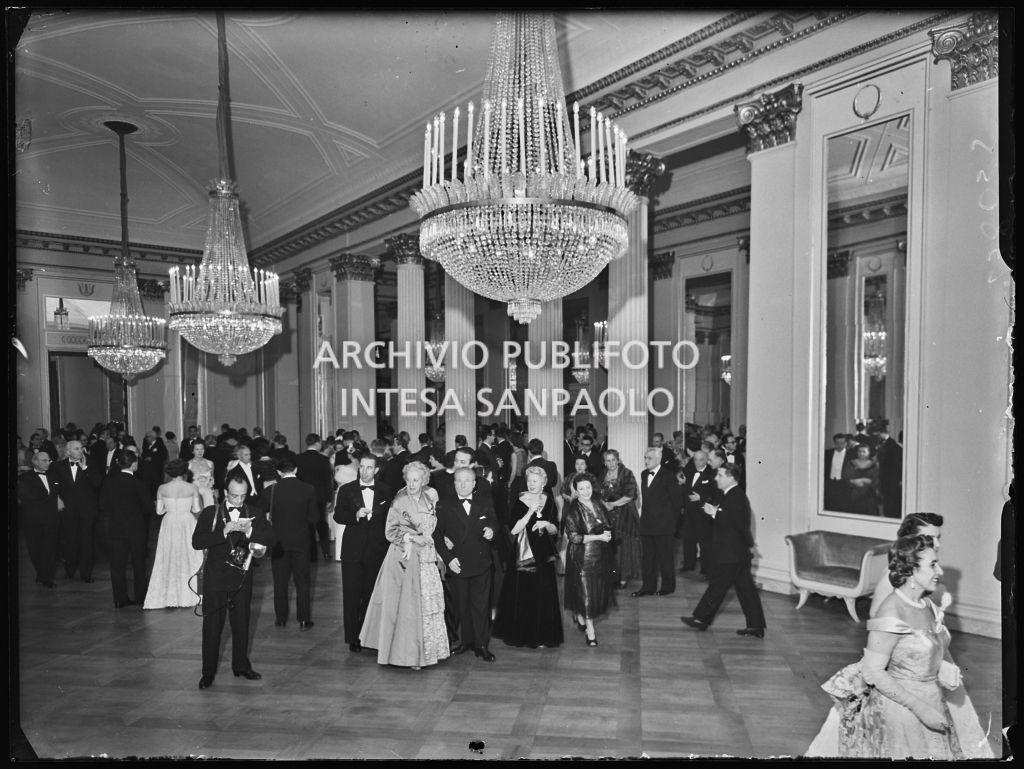 Spettatori al Teatro alla Scala la sera dell'inaugurazione della stagione lirica 1954-1955 con l'opera "La Vestale", di Gaspare Spontini, diretta da Antonino Votto, con la regia di Luchino Visconti