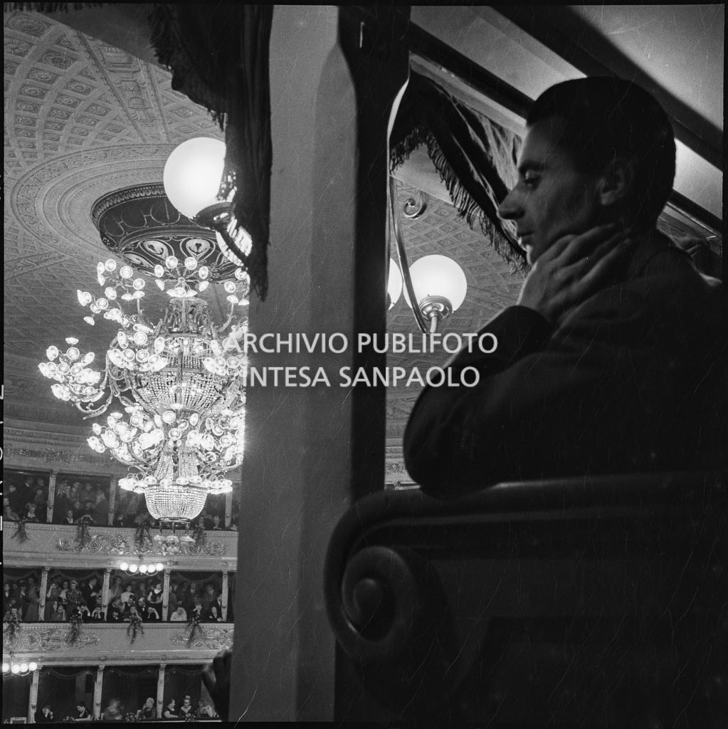 Uno spettatore nel loggione la sera dell'inaugurazione della stagione lirica 1954-1955 del Teatro alla Scala con l'opera "La Vestale", di Gaspare Spontini, diretta da Antonino Votto, con la regia di Luchino Visconti