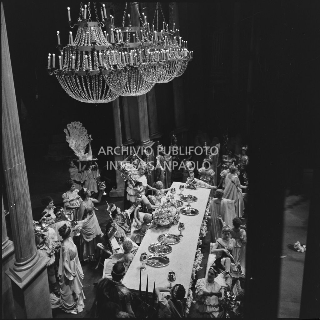 Un momento dell'opera "La Vestale", di Gaspare Spontini, diretta da Antonino Votto, con la regia di Luchino Visconti, con la quale è inaugurata la stagione lirica 1954-1955 del Teatro alla Scala